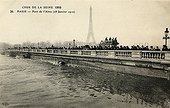 Bridge on the Seine during the flood of Paris of 1910 ; Support : old postcard. 