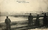 Bridge on the Seine during the flood of Paris of 1910 ; Support : old postcard. 
