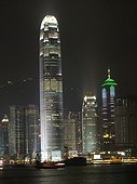 Hong Kong, la tour IFC de nuit, la plus haute de la villle avec 420 m. La nuit