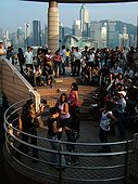 Hong Kong, les quais de Kowloon avec vue sur l'île de H ; Hong Kong, les quais de Kowloon avec vue sur l'île de H.K. Foule. Skyline