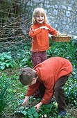 Enfants ramassant les oeufs de Pâques au jardin