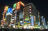 Tokyo, Shinjuku la nuit, immeubles, buildings, écairages, publicité. Reportage : Plein feu sur Tokyo