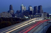 Washington et Philadelphie, vue nocturne du traffic avec la ville en arrière plan