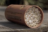 Nesting box in cardboerd and plastic for bees ; The nesting box is full, the females having filled the tubes of food and larvae, then stopped with ground