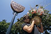 Delivery of a bunch of flowers in Beverly Hills the USA ; Report: “In the secrecy of the flowers”.