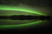 Aurore boréale se reflétant sur le lac Jökulsárlón Islande