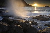 Rivage rocheux au coucher du soleil Faskrudsfjördur Islande