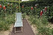 Tomates perfusées jardin Oh j'aime OGM pas de P. et R. Hamm ; festival de Chaumont/Loire. Edition 2006 'Jouer au Jardin'