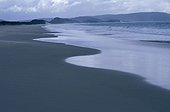 Mouvement de l'eau sur une plage de sable Tasmanie