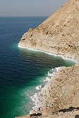 Dépôt de sel sur la rive rocheuse de la Mer Morte Jordanie