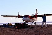 Plane picking back an expedition on the Bathurst Island ; This aircraft type twin otter just recover the shipment Polar Lys.<br>