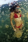 Plongeuse entourée de méduses inoffensives - Palaos ; En raison de leur isolement, ces méduses ont perdu leur pouvoir urticant.