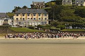 Public at a demonstration against the green tides Brittany ; Story : "Green tide in Brittany - 2009"