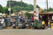 Motorized tricycles used to deliver gasoline adulterated  ; Each of these vehicles can carry more than 250 liters of fuel illegally imported from neighboring Nigeria. The fuel used by countless Zémidjan (motorcycle taxi) is very polluting and heavy traffic is causing horrific accidents 