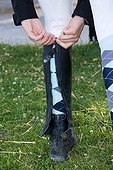 Establishment of chaps on the legs of a rider France 