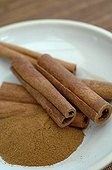 Cinnamon bark and powder for the preparation of dessert ; Cinnamon is the inner bark of the cinnamon of Ceylon