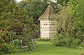 Chairs and Pigeon Grove Le Jardin des Lianes ; Dogwood 'Satomi'<br>Le jardin des Lianes