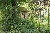 Cabin undergrowth Le Jardin des Lianes France ; Le jardin des lianes