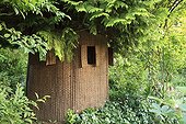 Shelter woven wicker around a Thuya Le Jardin des Lianes ; Le jardin des lianes