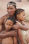 Farther San embracing his children Namibia ; In the private reserve named "N/a’an ku sê", welfare programs and health support converge to maintain populations of Bushmen in good health and to reintroduce the wild Cheetahs. This nomadic group of hunter-gatherers has a history dating back over 20,000 years. Their close relationship and perfect their knowledge of animals allowed to live and feed in the deserts of southern Africa.