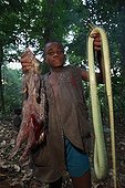 Pygmy children Baaka bringing decision-hunting Cameroon ; In hunting, when he's not great hunt, the male children can participate. Hunting is still practiced with the lance and with the help of dogs.