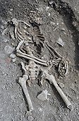 Squelette dans une sépulture Fouille archéologique France