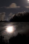 Moving Moon over two days ; In this arrangement, we see the movement of the moon one day (top) to the next (lower) while Mars (the red star to the right) remains motionless, like the Pleiades (left).