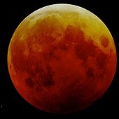 Full Moon copper during a total eclipse  ; During a total lunar eclipse, the moon takes the copper color. The bottom of the Moon is the darkest side, proof that the center of the Earth's shadow is located nearby.