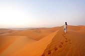 Tourists walking in the desert of Rub al-Khali Abu Dhabi ; Anantara, Thai hotel chain, has opened the Qasr al-sarab Liwa desert in the middle. This district, also called "Empty Quarter", is one of the largest deserts in the world. Méharées addition, the hotel also organizes outings in the red sand dunes tinted. 