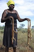 Aboriginal lady hunting sand monitors in Australia ; Warlpiri Aborginal community of Alice Spring