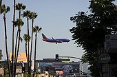 Plane aprroche International Airport in Los Angeles 