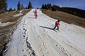 Skiing with lack of snow in the foothills of the Alps fribougeoises