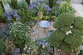 Flowered garden terrace ; Landscape gardener: Alexandre Thomas