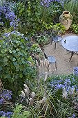 Flowered garden terrace ; Landscape gardener: Alexandre Thomas