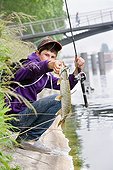 Pêche de carnassier au leurre artificiel Strasbourg France ; street fishing