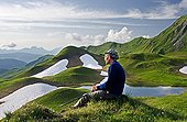 Man sitting on top of the Cormet Arèches Alpes France ; Character: Patrice Labarbe<br>Massive Beaufortin 