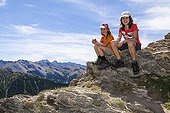 France ; Girls on a mountain tour, Pas du Chai, Queyras valley, Alps. Pas du Chai Provence-Alpes-Cote d'Azur, Queyras Südalpen, Hautes-Alpes, France, Europe