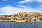 Iles flottantes Uros et pirogues en roseaux - Pérou ; les flottantes Uros occupée jadis par le peuple Uros aujourd'hui disparu. abandonnant leur terre de roseaux aux Indiens Aymaras de Puno. Ces derniers occupent les îles flottantes à des fins touristiques, en y perpétuant les traditions Uros