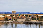 Iles flottantes Uros en roseaux - Lac Titicaca Pérou ; les flottantes Uros occupée jadis par le peuple Uros aujourd'hui disparu. abandonnant leur terre de roseaux aux Indiens Aymaras de Puno. Ces derniers occupent les îles flottantes à des fins touristiques, en y perpétuant les traditions Uros