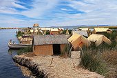 Iles flottantes Uros en roseaux - Lac Titicaca Pérou ; les flottantes Uros occupée jadis par le peuple Uros aujourd'hui disparu. abandonnant leur terre de roseaux aux Indiens Aymaras de Puno. Ces derniers occupent les îles flottantes à des fins touristiques, en y perpétuant les traditions Uros