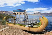 Barque traditionnelle Uros en roseaux - Lac Titicaca Pérou ; les flottantes Uros occupée jadis par le peuple Uros aujourd'hui disparu. abandonnant leur terre de roseaux aux Indiens Aymaras de Puno. Ces derniers occupent les îles flottantes à des fins touristiques, en y perpétuant les traditions Uros