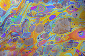 Polarization and diffraction in a puddle of oily water ; Broken light and diffracted by a thin layer of oil (engine oil or bacterial activity?) In a puddle in the forest