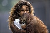 Marie-Claude Bomsel and Ralfone ; Marie-Claude Bomsel is veterinarain in the ménagerie du jardin des plantes.<br>Ralfone, the Orang-utang have been treated at the ménagerie after an illegal trade. She was relased in her natural home at Bornéo a few years after.