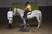Femme paraplégique sur cheval dans un centre d'équithérapie ; Roxane 38 ans handicapée et en fauteuil depuis la naissance aime monter depuis 14 ans qu’elle se rend au centre. Elle fait du trot et des exercices d’équilibres qui lui permettent en plus du plaisir d’être au contact du cheval de développer ses muscles.<br>Equithérapie en partenariat avec l'Association AAAEPAD et Ariel Pagani équithérapeute<br>Asociacion Argentina de Actividades Ecuestre para Discapacitados<br>