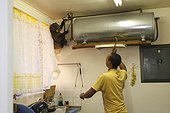 Threatening a man with a hammer-Baboon South Africa ; Conflict between man and baboon in urban areas.<br>They managed to get into the kitchen of an apartment in search of food. 