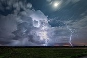 Storm in a very powerful Cevennes episode - France  ; A lightning strike left the top of cumulonimbus is a extranuageux