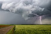 Severe thunderstorm over the campaign in the spring - France ; Snorkel not very well developed forms under the supercell.