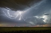 Lightning and wind in the evening countryside - France  ; Supercell moves away and loses its intensity. Many internuageux lightning lights up the inside of the storm.