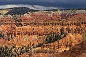Paysage géologique - Cedar Breaks NM Utah USA ; Amphithéâtre <br>Sédiments deltaïques d'âge Jurassique (Formation de Claron) formés de calcaires, dolomies et marnes colorés par des oxydes de fer et creusé par l'érosion en un immense amphithéatre de hoodoos (pinnacles) richement colorés par des oxydes de fer et de manganèse