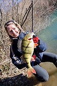 Femme présentant une Perche - Franche-Comté France ; Pêche du carnassier au leurre artificiel